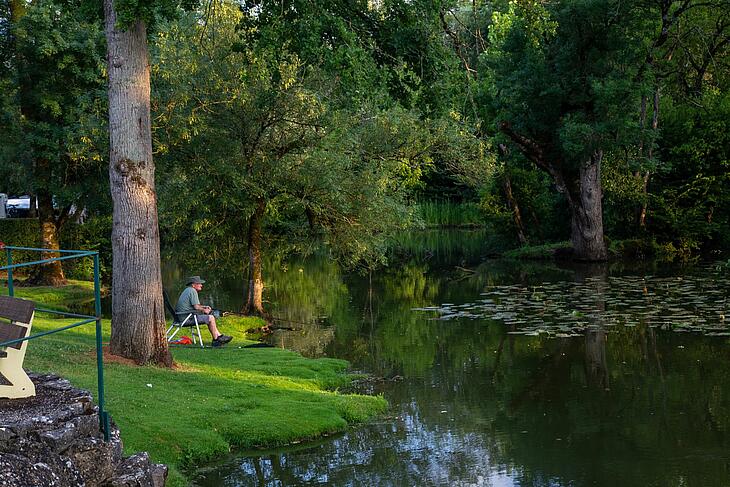 pêche en camping en septembre pêcheur en camping en septembre