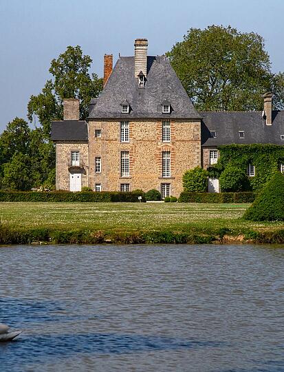 Recette : le homard grillé au brasero et sabayon aux algues du Domaine des Ormes